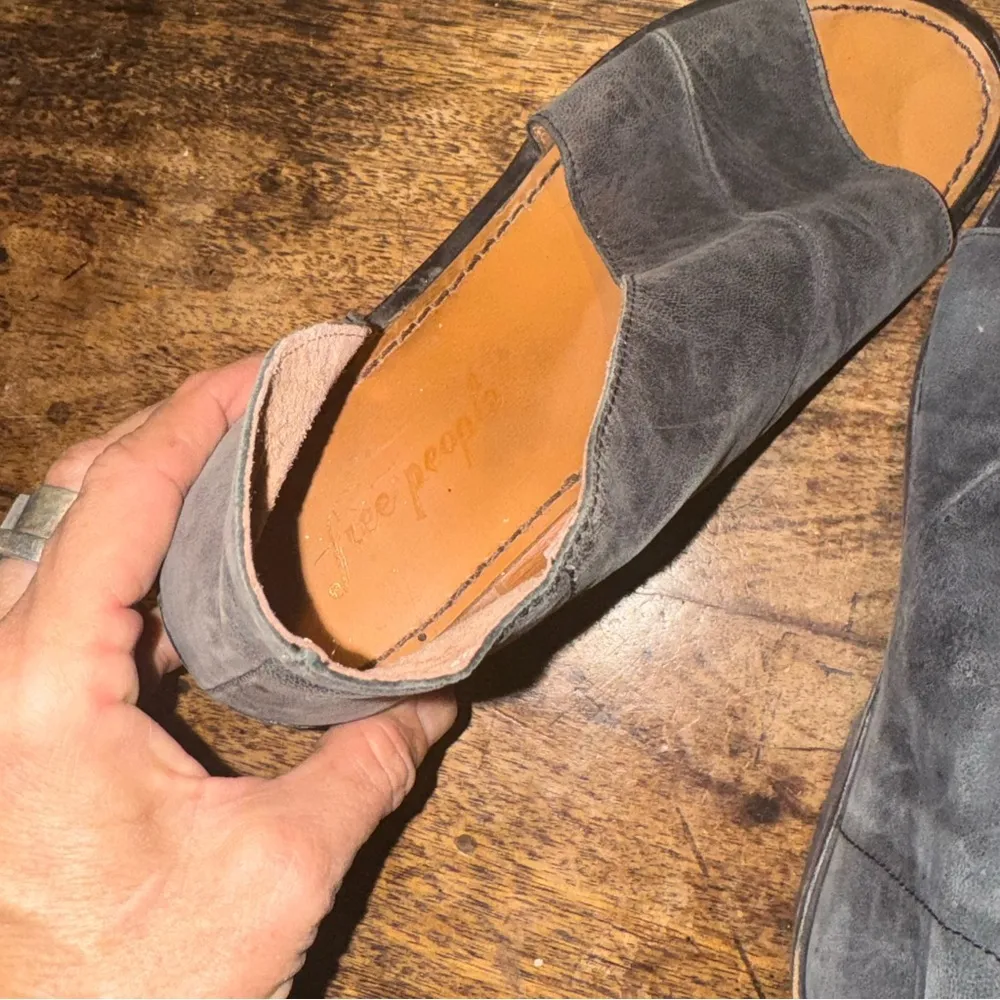 Free People
Mont Blanc
Asymmetrical Sandal size 7.5 or a 38 - Image 11