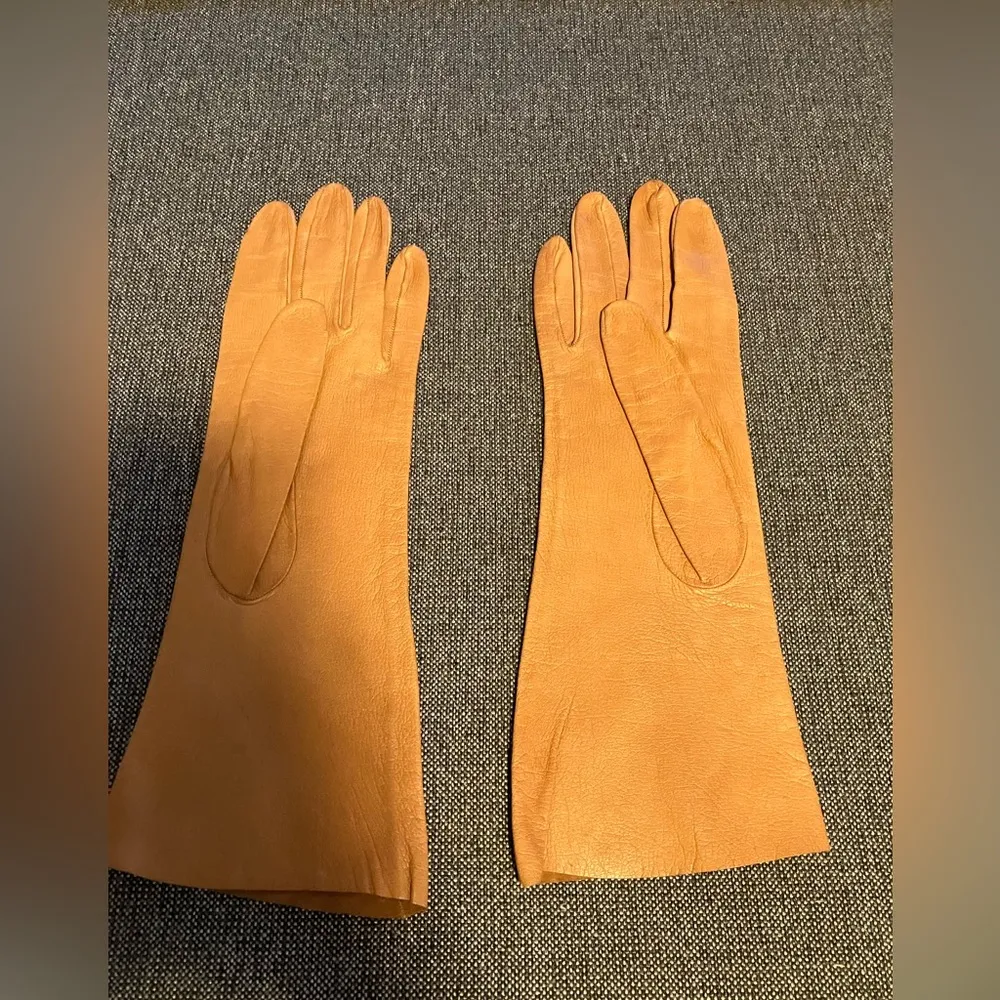 VINTAGE ROGER FARE PARIS GLOVES TAN KID LEATHER 1950S LADIES SIZE 7.25 - Image 2