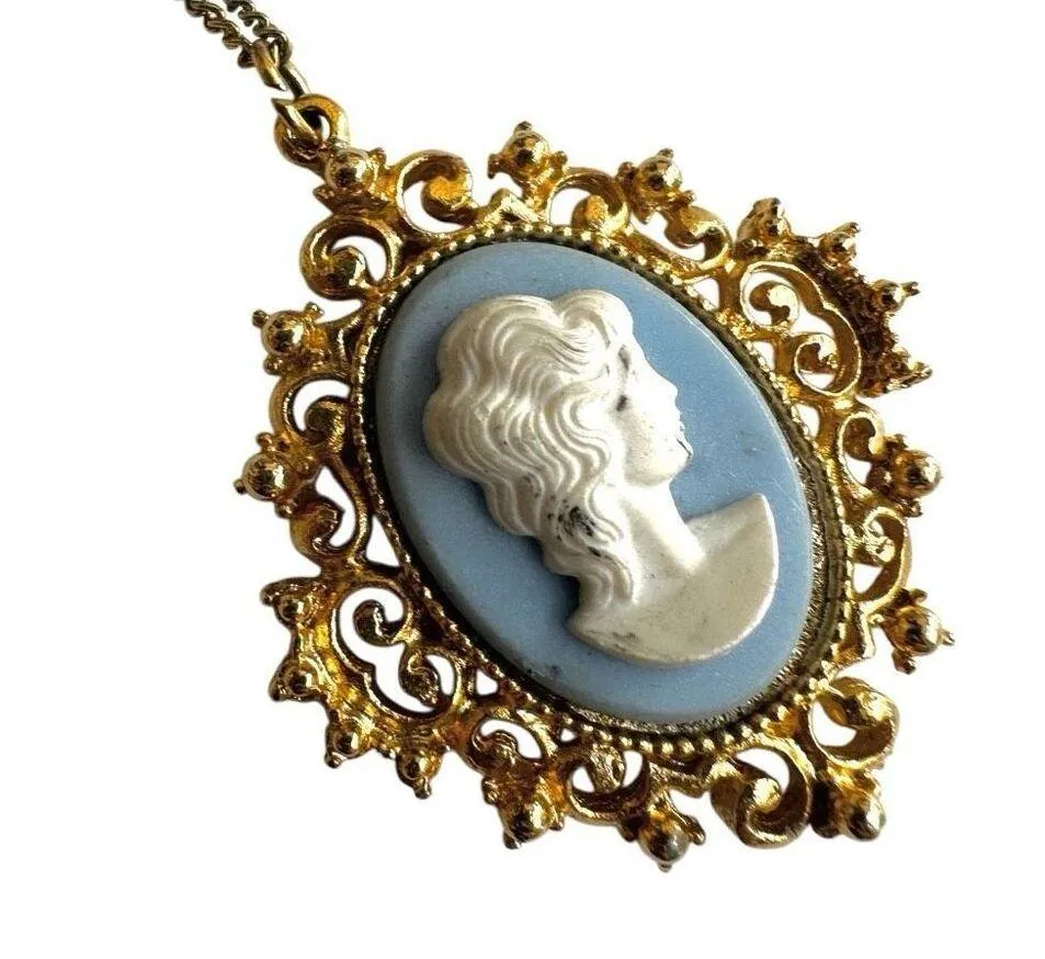 Blue and white Lady Cameo pendant Necklace - Image 8