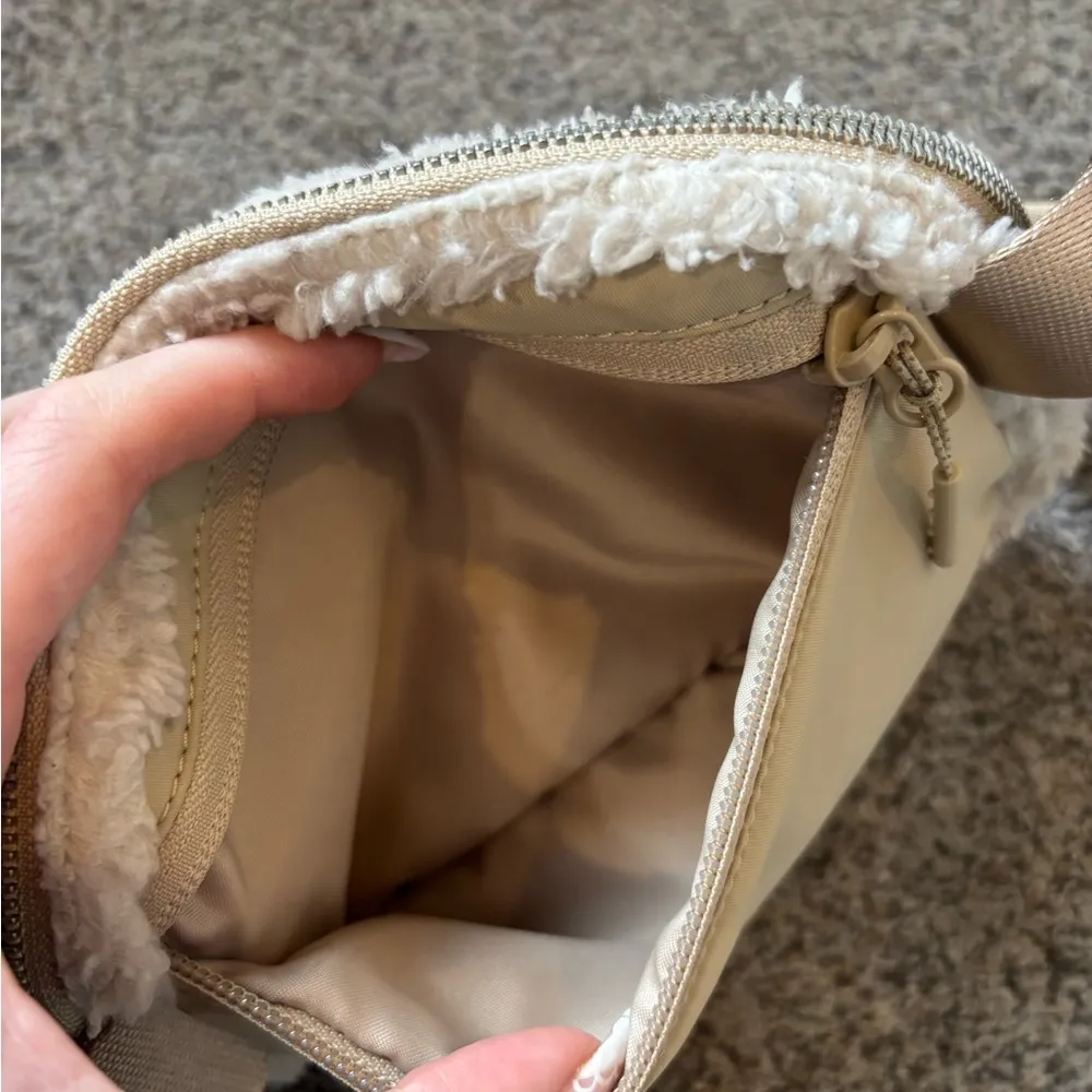 Lululemon Sherpa Belt Bag - Image 3