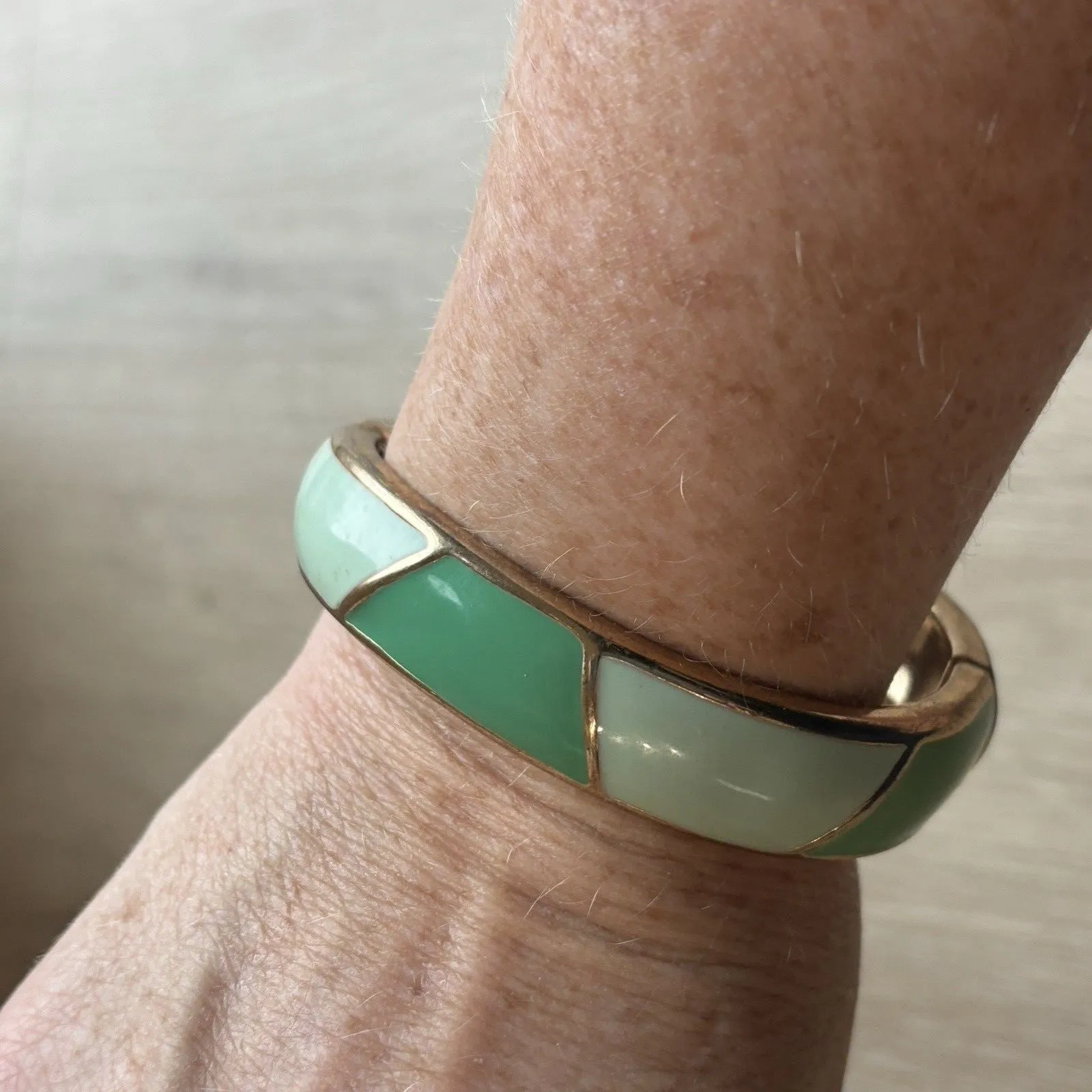 VTG Gold Tone Green Aqua Alternating Enamel Clamper Bangle Bracelet Wavy Unbrand - Image 7