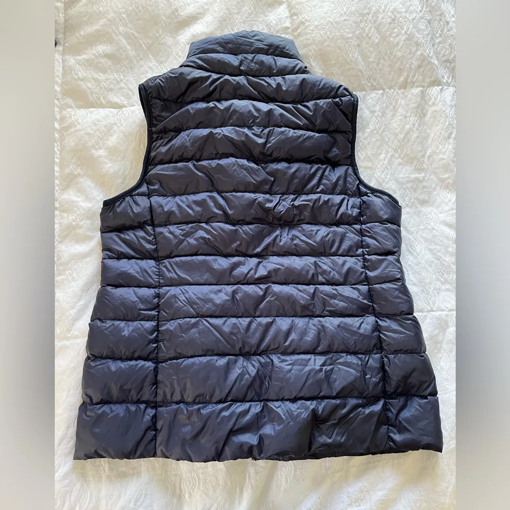 Uniqlo Women's Navy blue lightweight down Puffer Vest size medium - Image 9