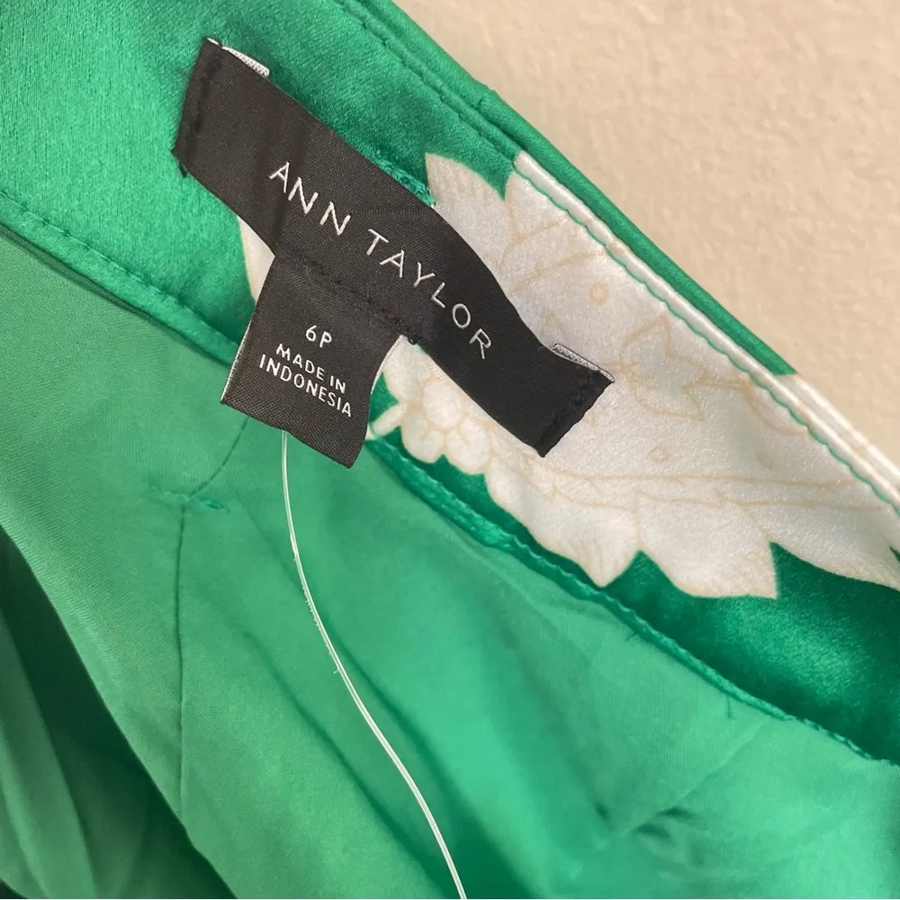 Ann Taylor Floral Satin Shorts Green and White 6P New with Tags (no belt) - Image 9
