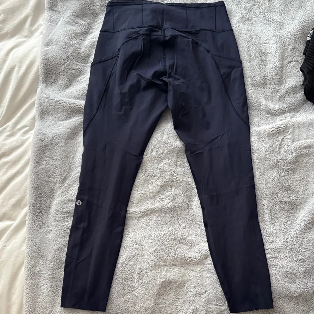 VGC Women’s Lululemon Navy Nulux 19 Cropped Leggings Size 8 - Image 2