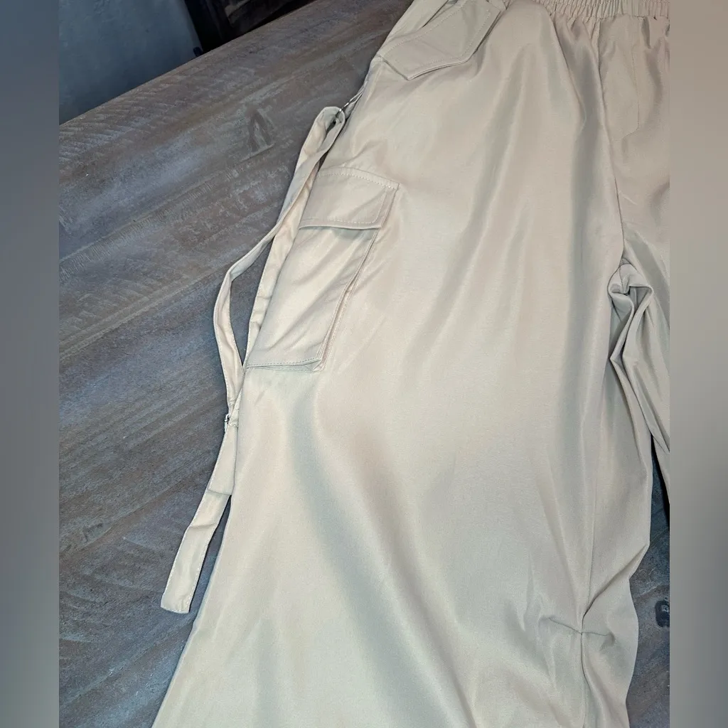 NWT Women's Khaki Cargo Elastic Waist Parachute Pants with Multiple Pockets - Image 4