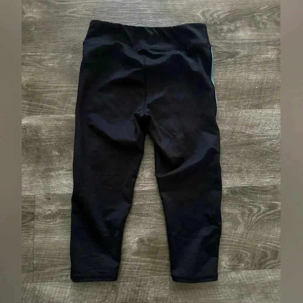 Urban Oufitters Capri Black Workout Leggings size Medium - Image 4