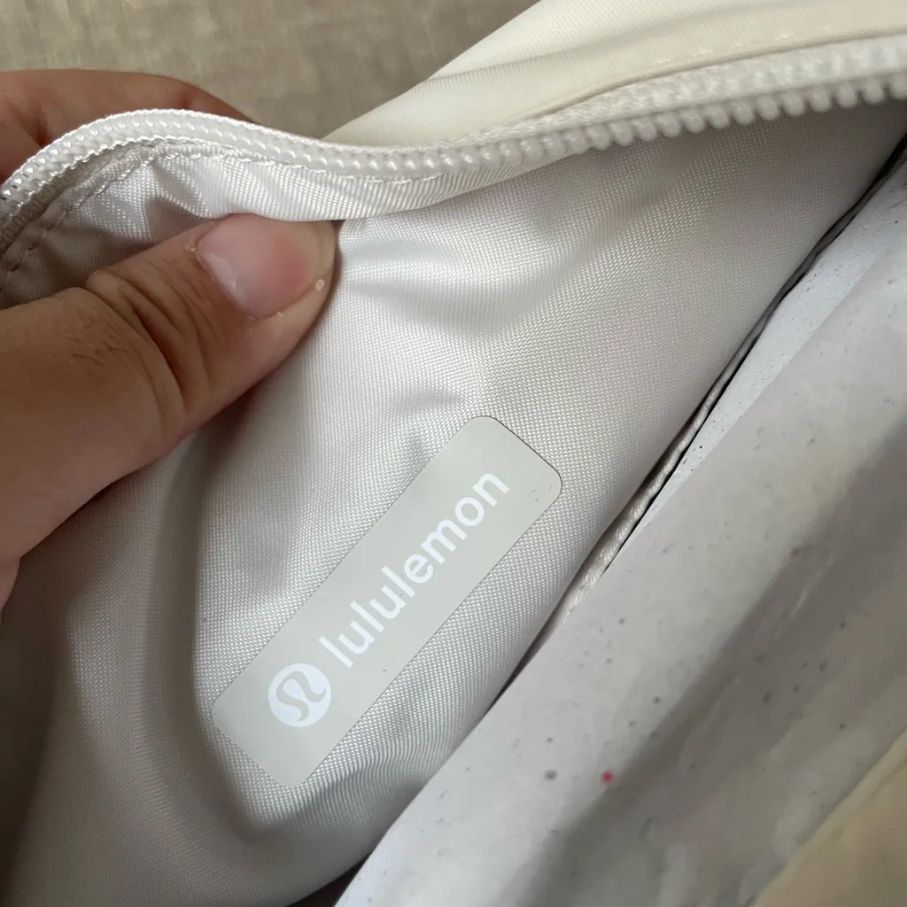 Lululemon  Mini Shoulder Bag 4L - Image 12