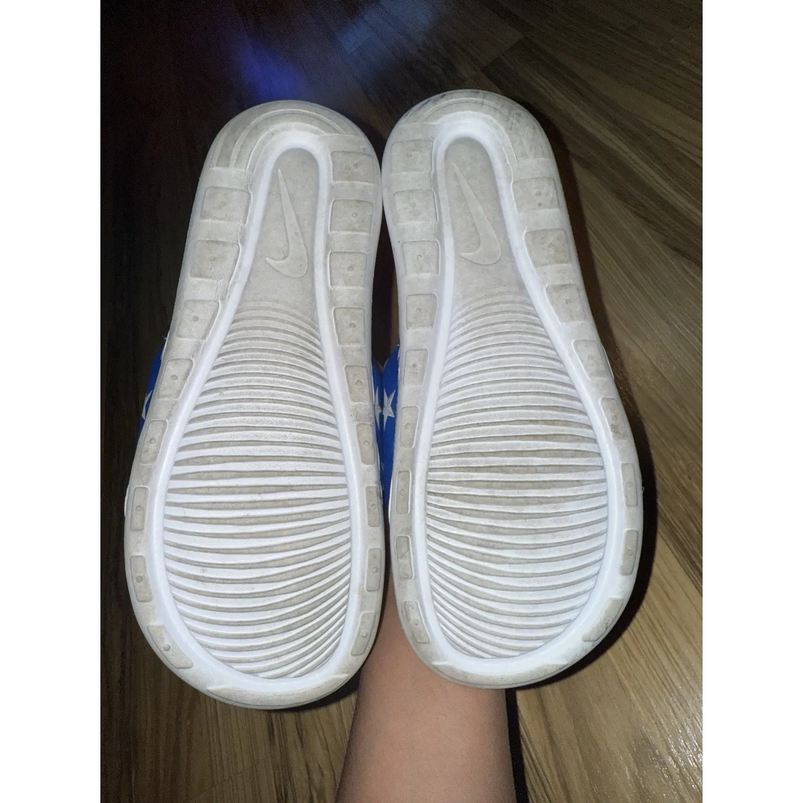 NIKE VICTORI ONE‎ WOMENS SLIDES RED WHITE BLUE STARS SIZE 9 - Image 2