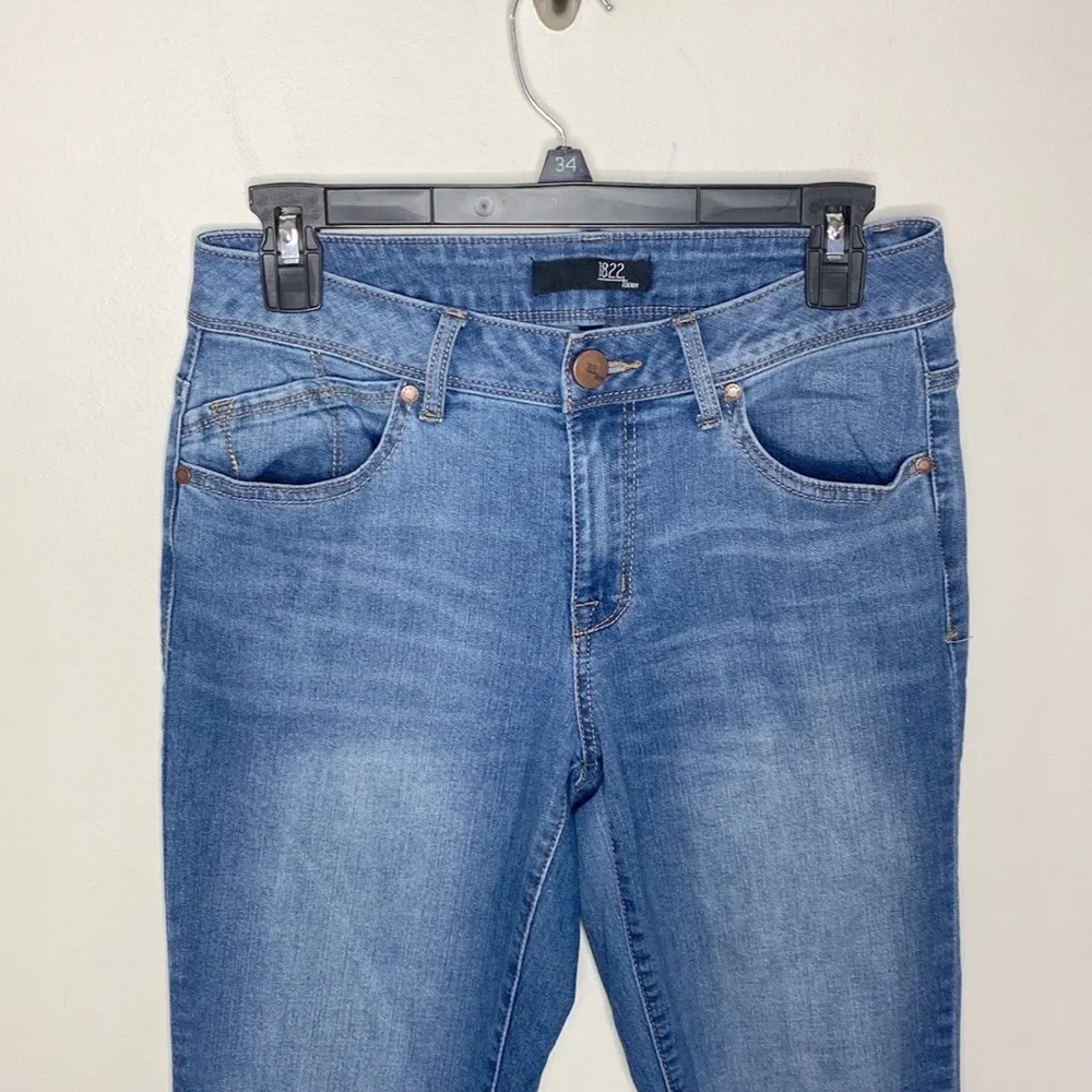 1822 Denim Mid-rise mid wash slim straight leg ankle faded jeans size 6 - Image 4