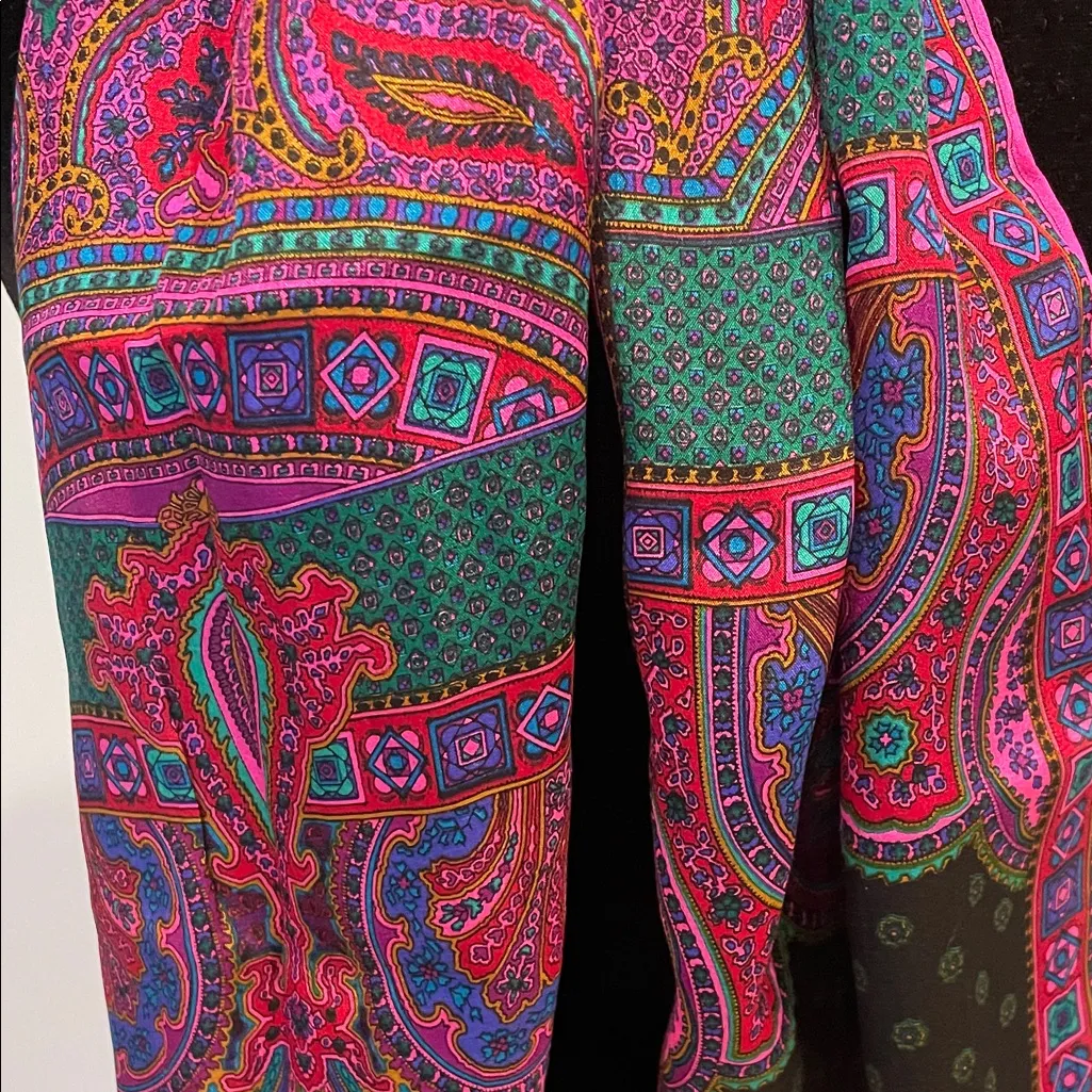 Elegant Purple and Pink Paisley Scarf - Image 3