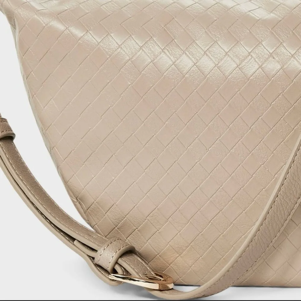 nwt universal thread Cream Crescent Crossbody Bag with Gold Hardware - Image 5