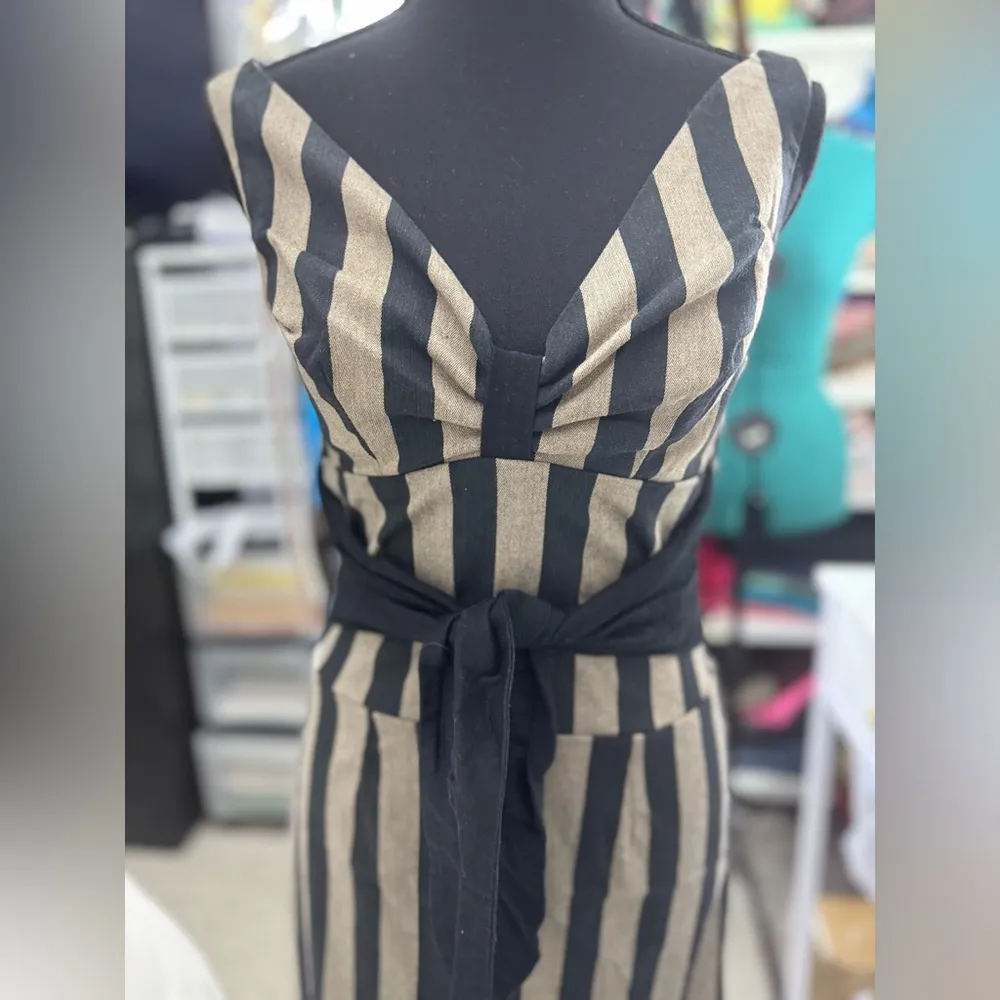 This fitted dress features a striped print. The dress has a sweetheart neckline Black - Image 7