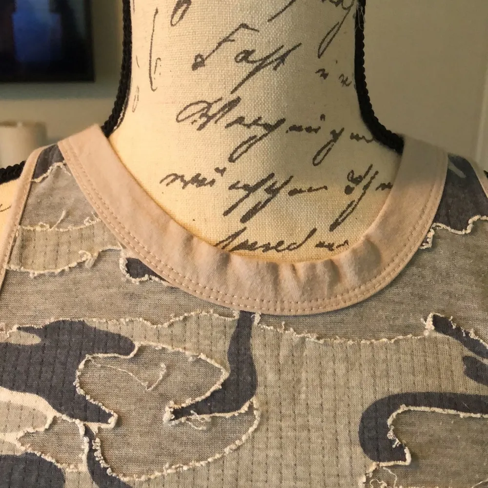 LAST CHANCE 🎉 4 for $20 💄 Sophie Rue Gray Camo Tank, size Large - Image 2