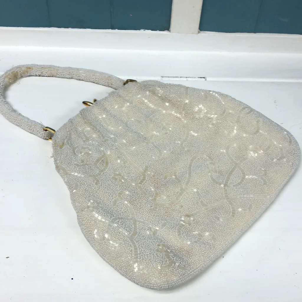 Vintage exclusively for Broadway stores white‎ beaded bag gold accents 10” x 8” White - Image 5