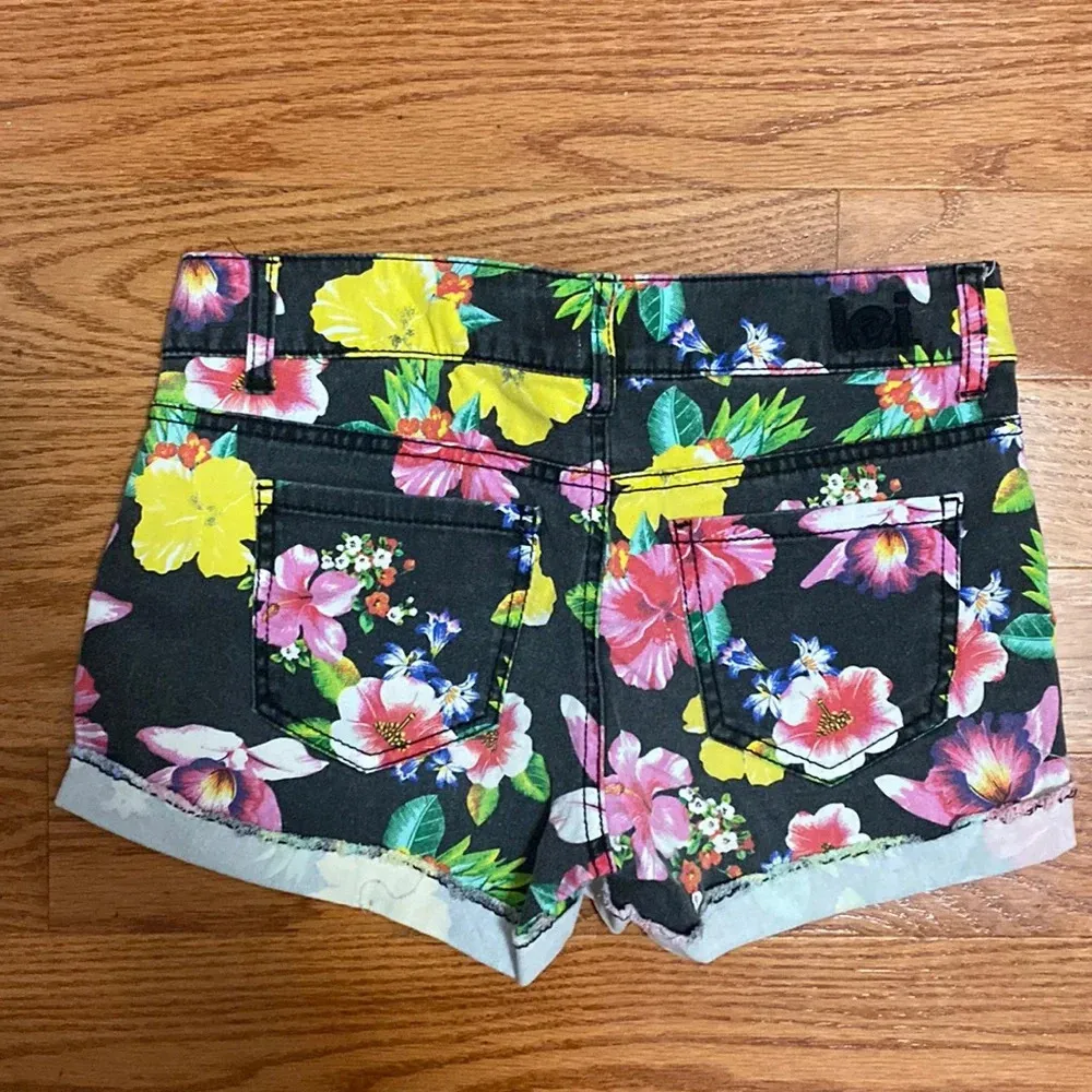 L.e.i Tropical Floral Black Shorts Lowrise Size 1 - Image 4