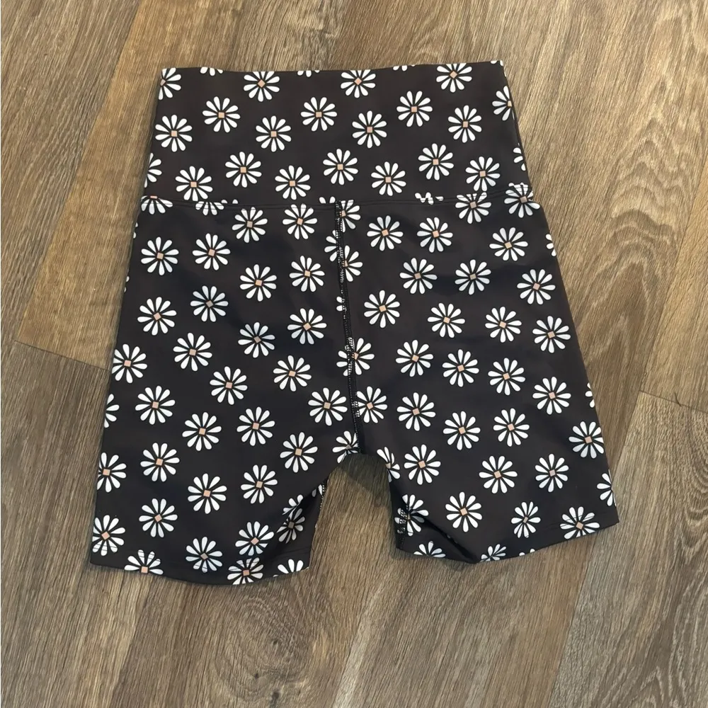 Beach Riot Sport - Daisy Print Bike Short - Women’s Medium - Made in U.S. - Image 3