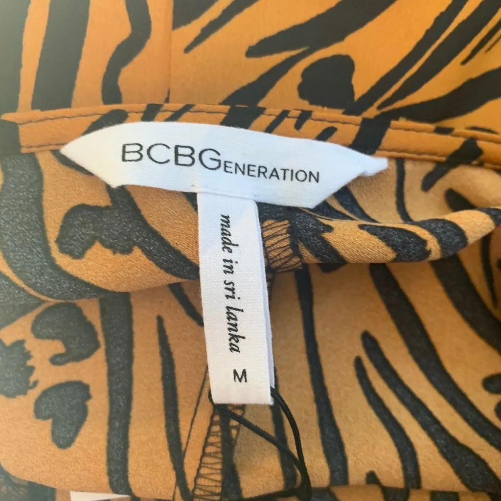 BCBGeneration Animal Print Camisole Tank Top NWT Size Medium Spaghetti Straps - Image 3