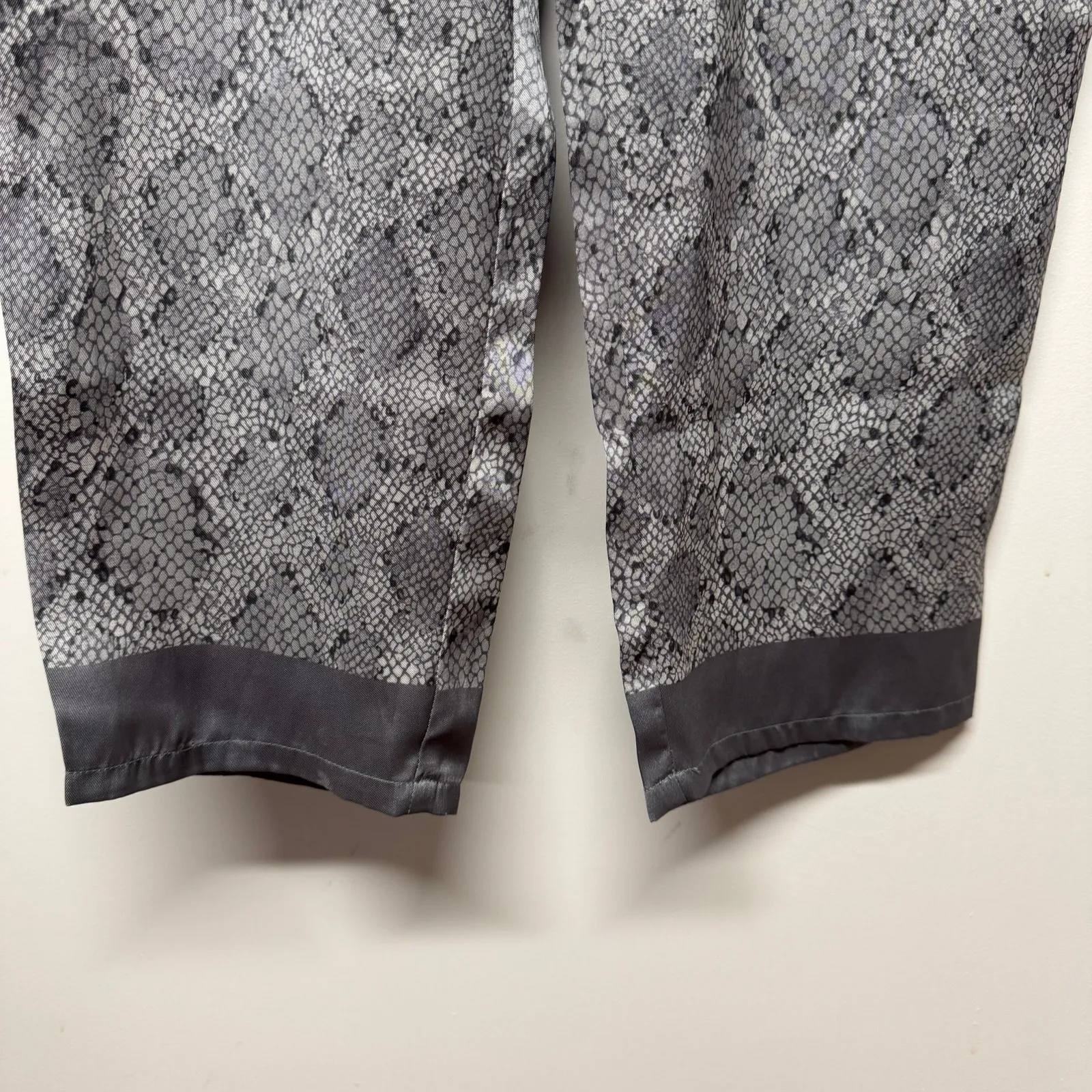 J.McLaughin Tia Desert Scale Snake Gray Satin Pull On Drawstring Pants Large - Image 3
