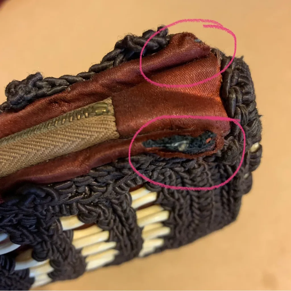 VINTAGE 1970'S BROWN CROCHET MACRAME W/CREAM PLASTIC WRIST BAG/CLUTCH - Image 11