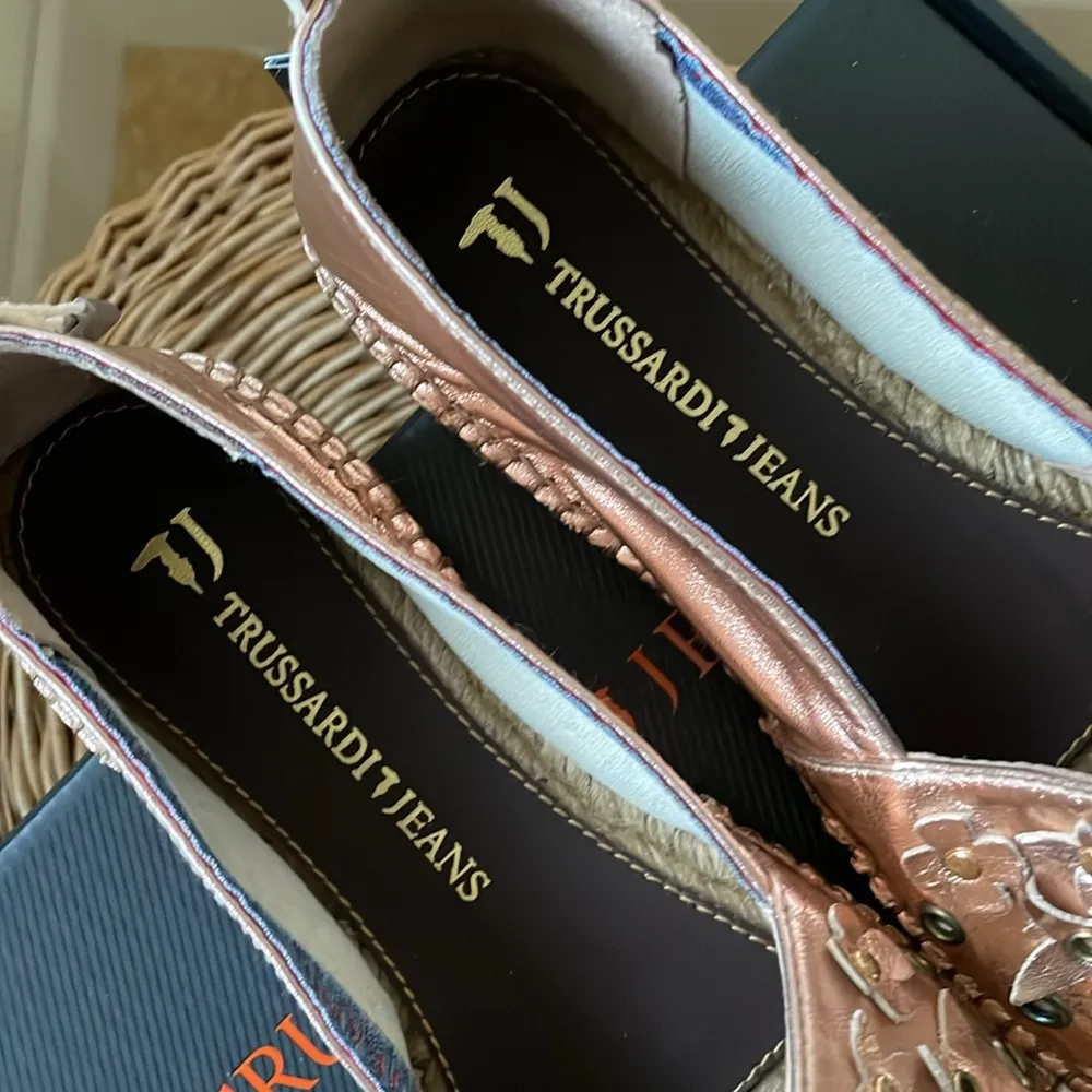 NIB Trussardi Jeans made in Spain leather 3d floral rose gold espadrilles Pink Size 10 - Image 5