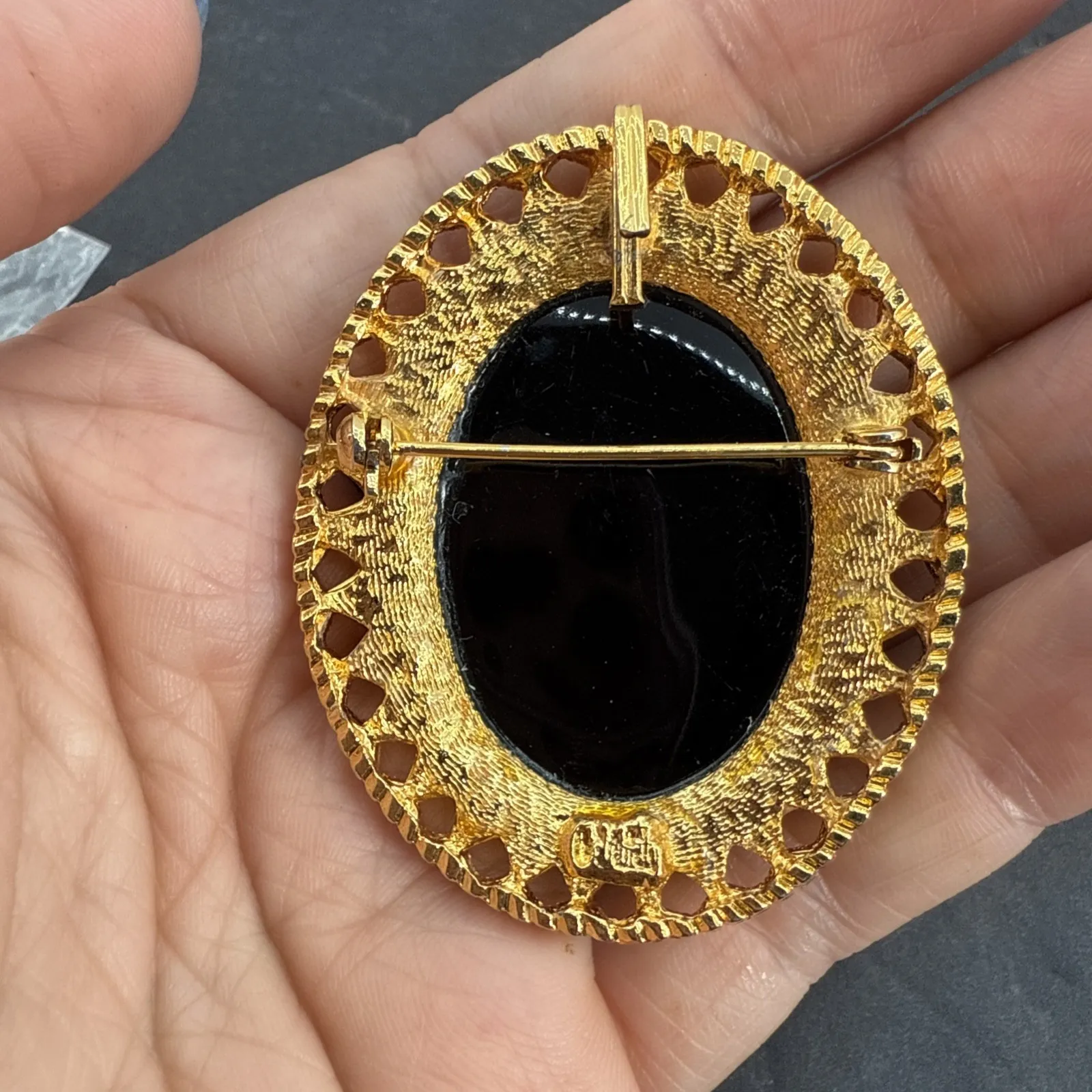 Vintage Signed Celebrity Gold Tone Rose Flower Black Glass Brooch Pin Pendant - Image 7