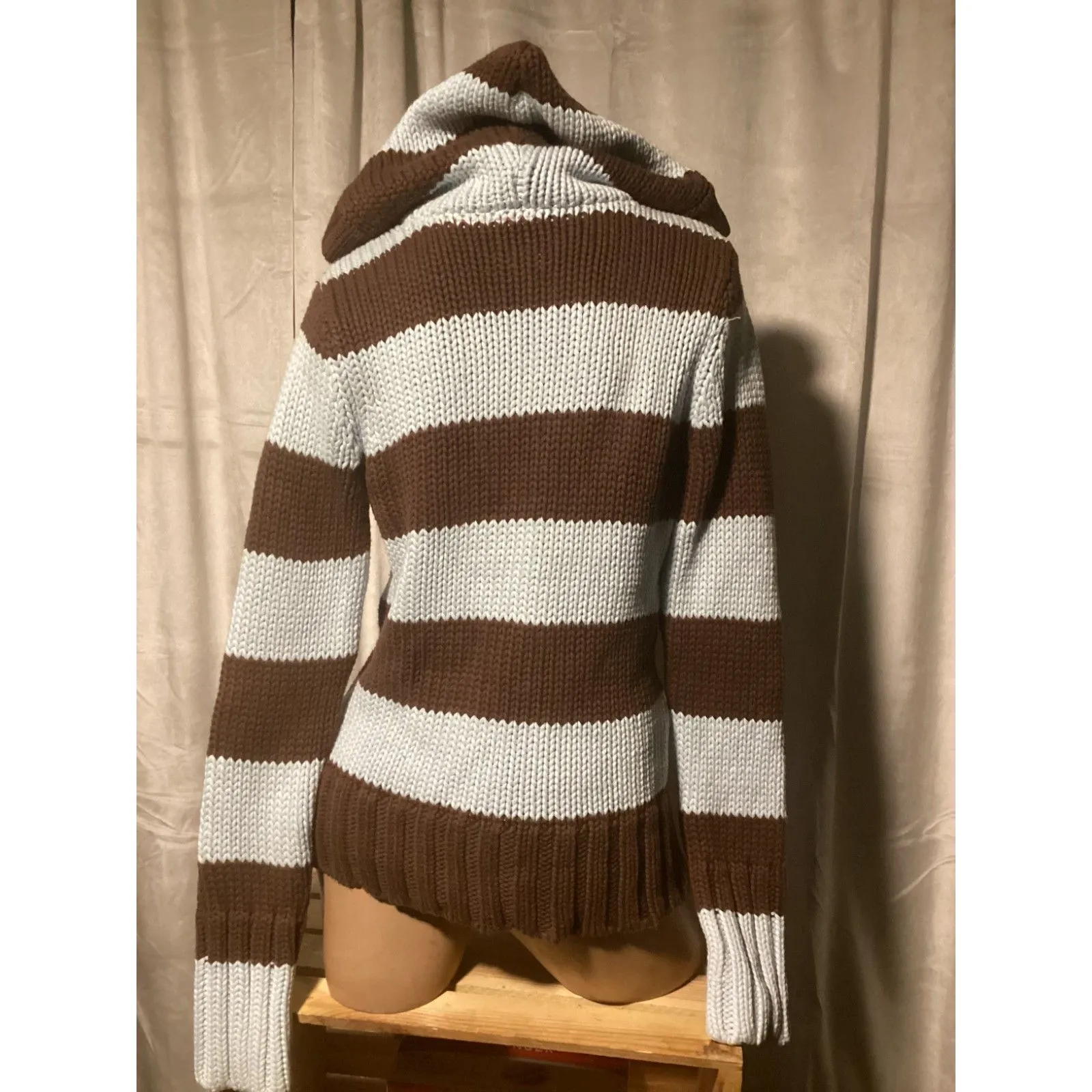 Mossimo Brand Sweater. Lg - Image 2