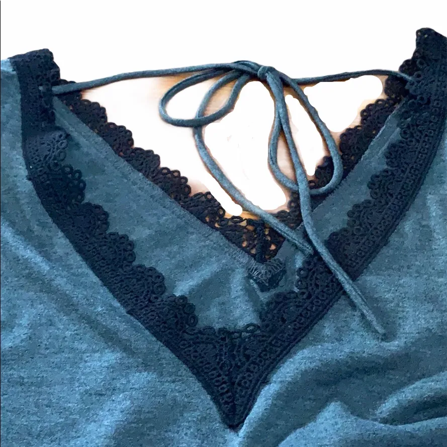 Loft Grey/Gray and Black Double V-Neck Lace Long Sleeve Tee Shirt Sz Medium - Image 5