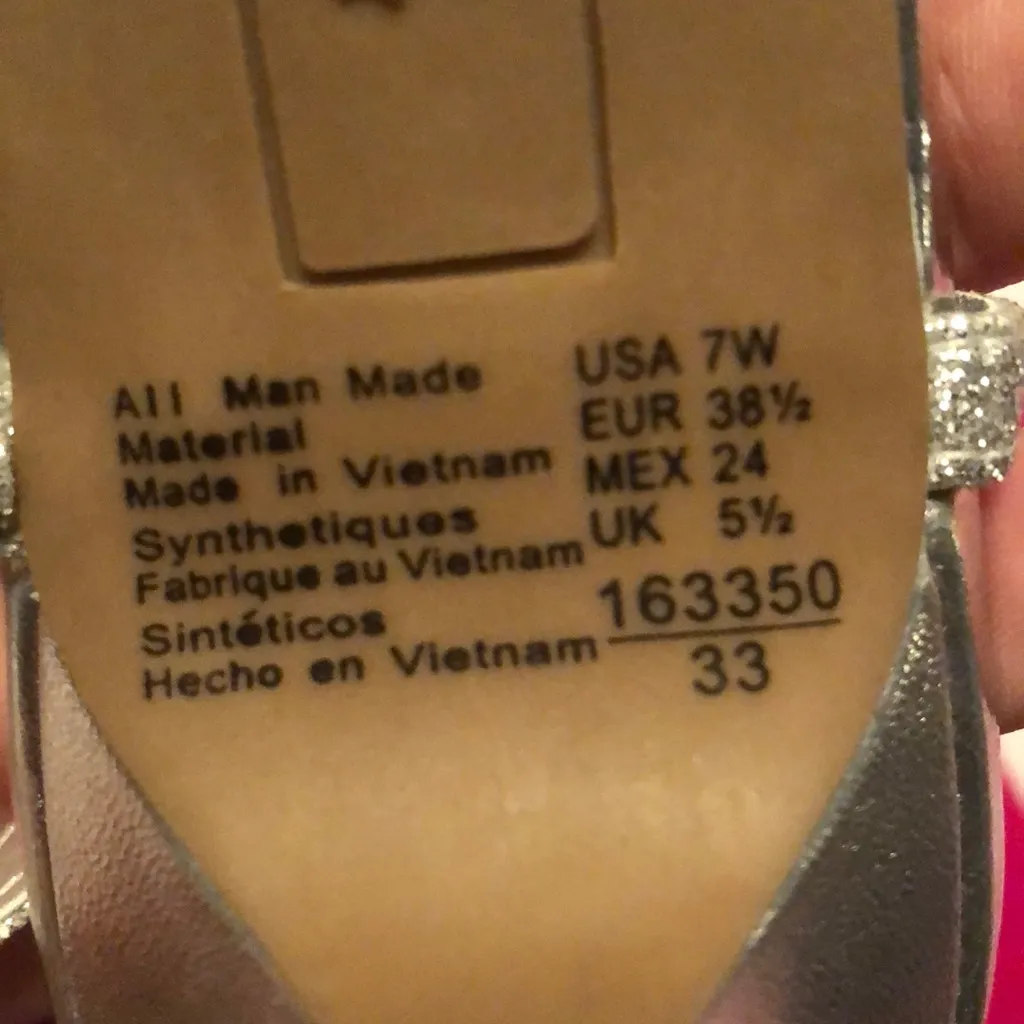 Size 7W. Worn once - Image 4