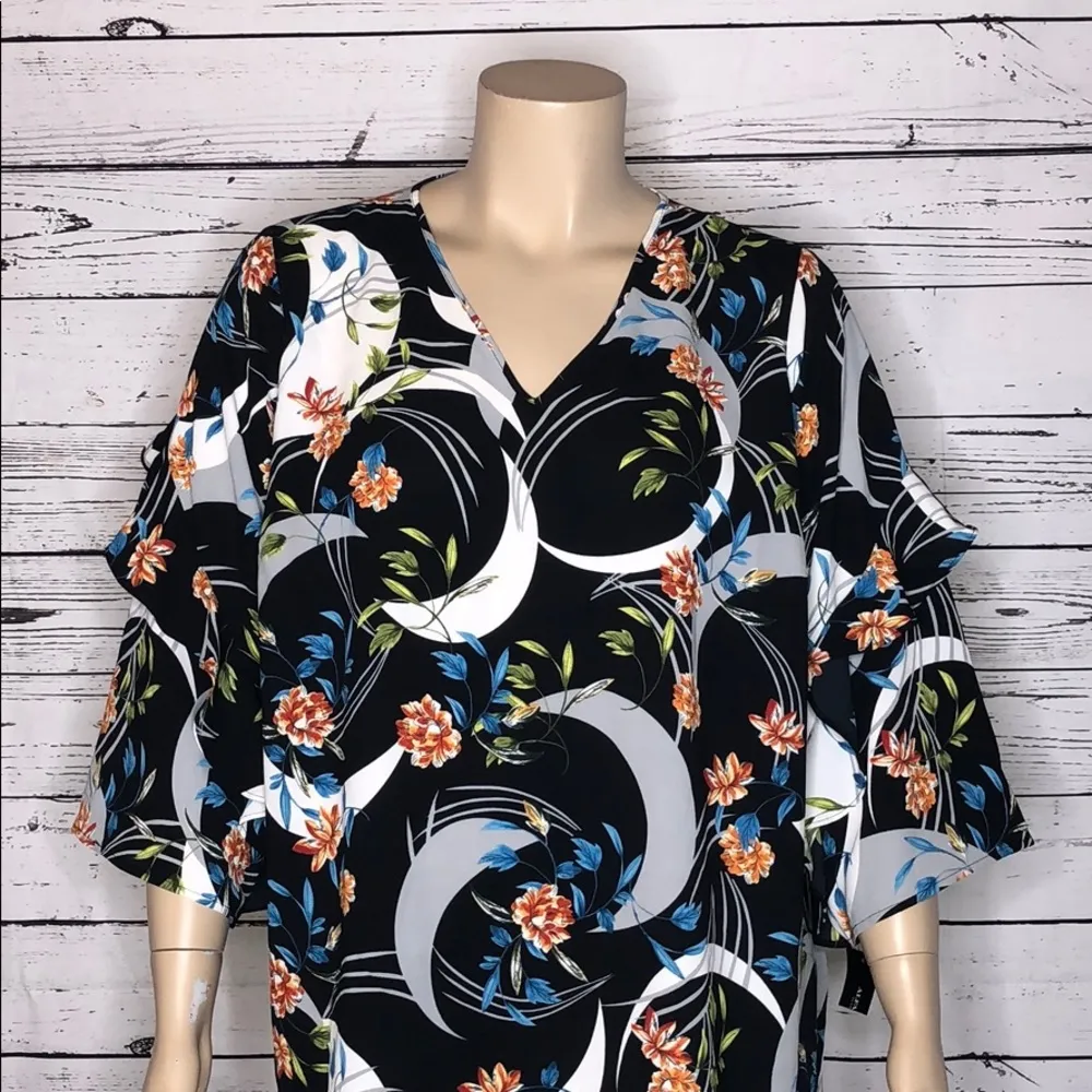 Alfani Woman NWT Size 3X Crescent Moon Floral Print Ruffle V-Neckline Blouse Top - Image 2