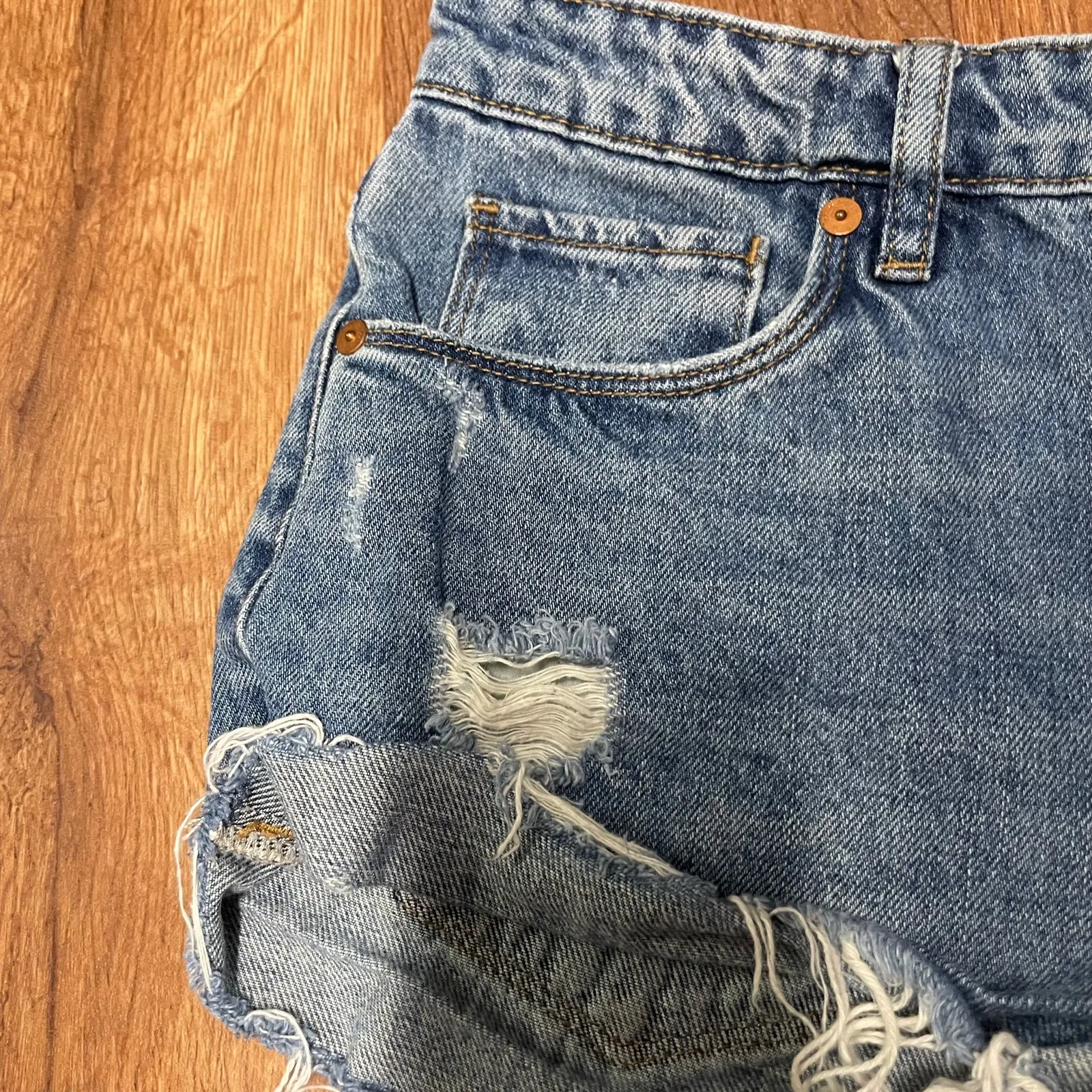 BlankNYC "The Barrow" Vintage High Rise Jean Shorts Womens 25 Distressed Denim - Image 3