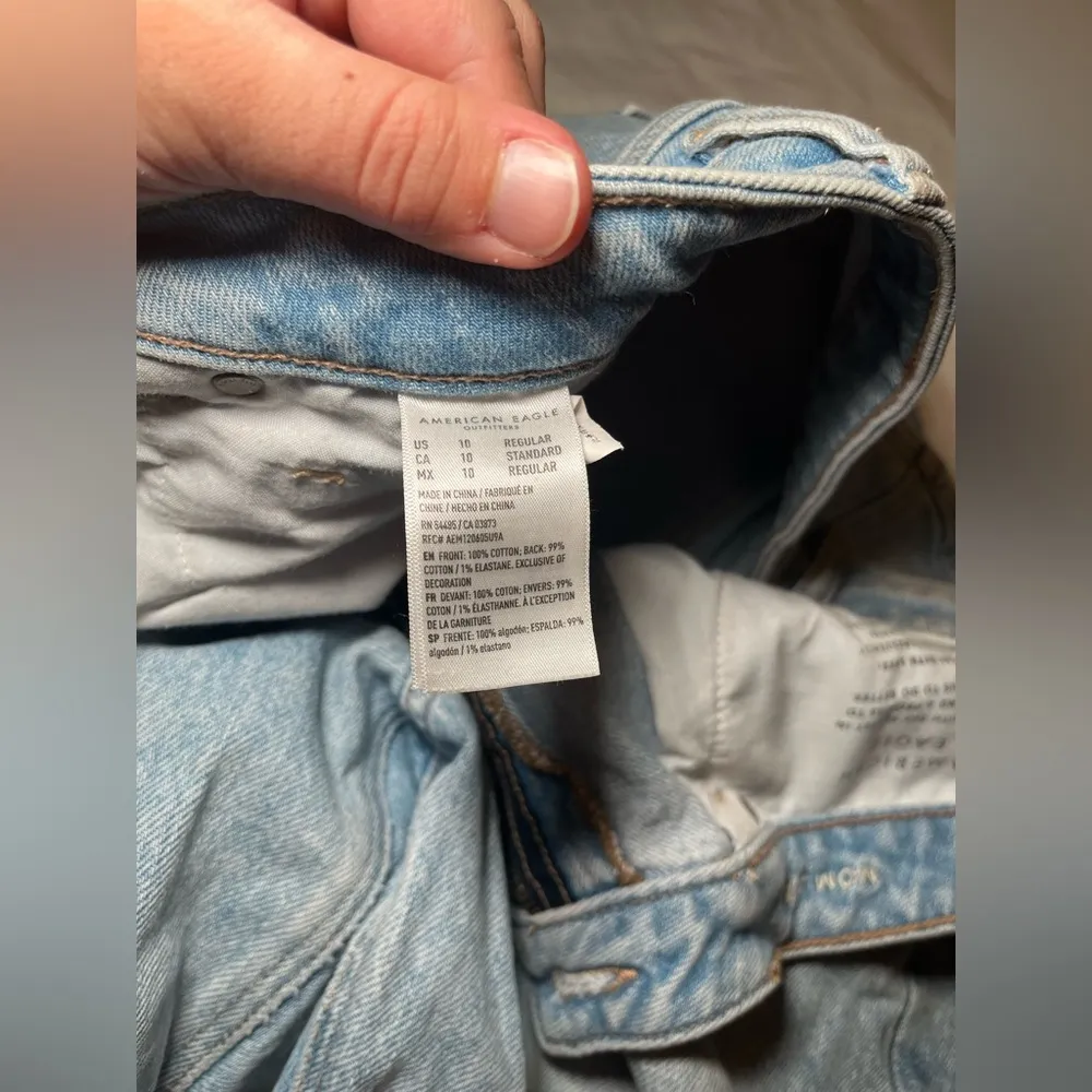 American Eagle Women Mom Jeans size 10 - Image 4