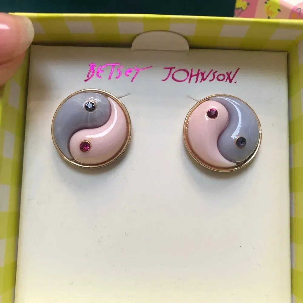 NIB BETSEY JOHNSON YIN YANG EARRINGS - Image 4