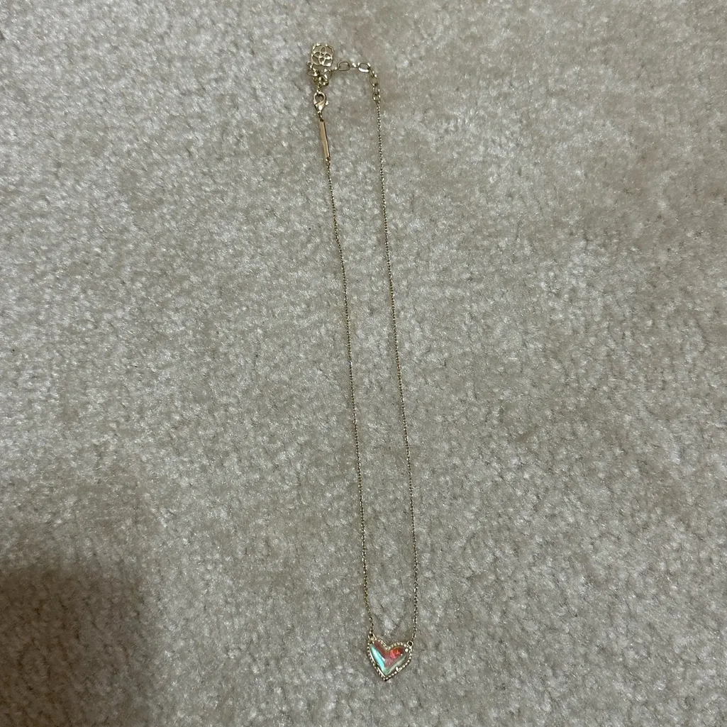 Kendra Scott Ari Heart Gold Pendant Necklace in Dichroic Glass - Image 4