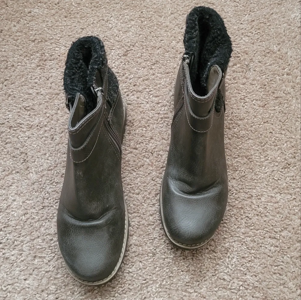 Cliffs by White Mountain Short Almond Toe Gray Faux Fur Leather Boots 9 - Image 5