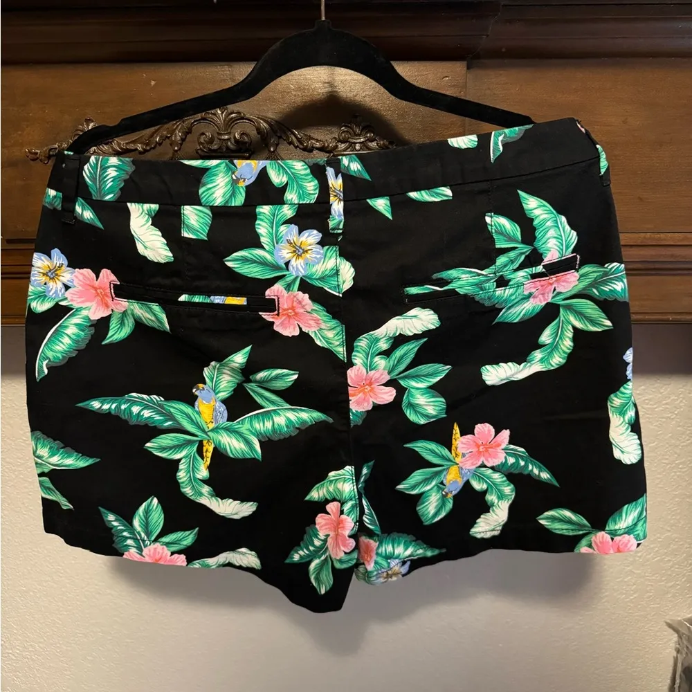 Old Navy Women's Black Floral Shorts - Image 2
