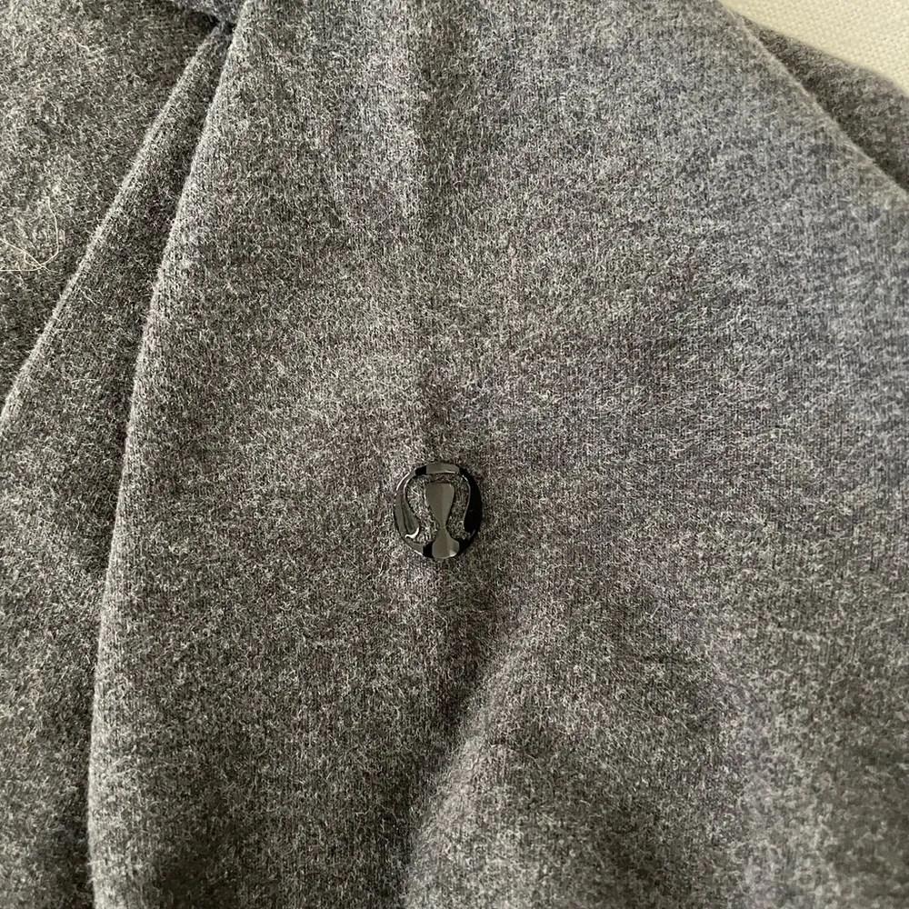 Grey cotton Lululemon leggings - size 4-6 - Image 2