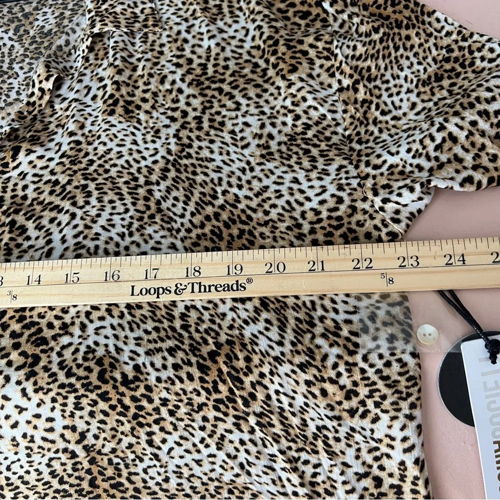 Amuse Society Feline Leopard Print Woven Top Button Front Collared V Neck Size L - Image 13