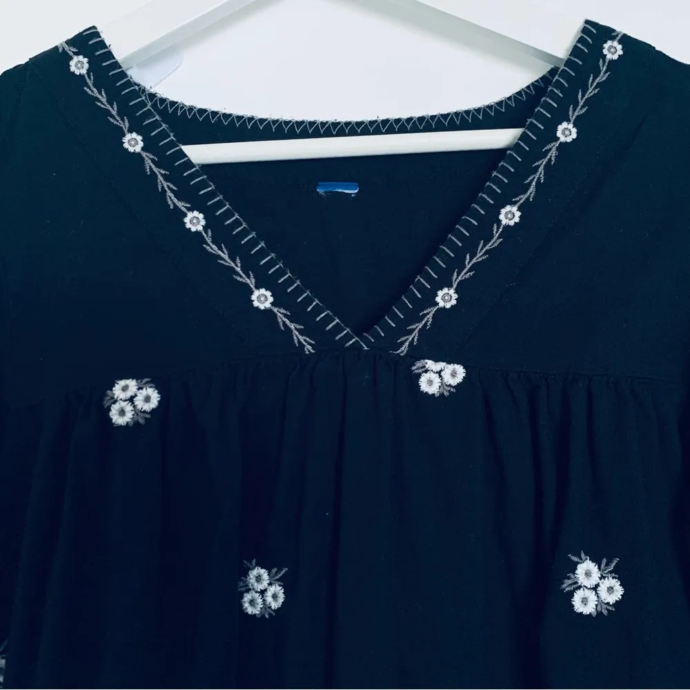 Old Navy Black with Embroidered Flowers Cute Boho Peasant Top | Size: M - Image 2