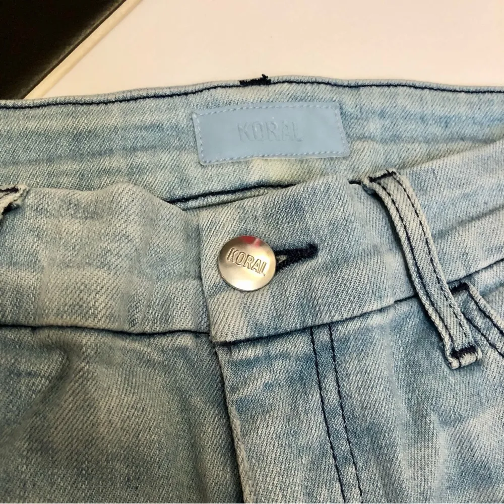 Koral Light Wash Denim Relaxed Skinny Leg Jeans Stretchy Mid-Rise Casual  sz 28 - Image 7