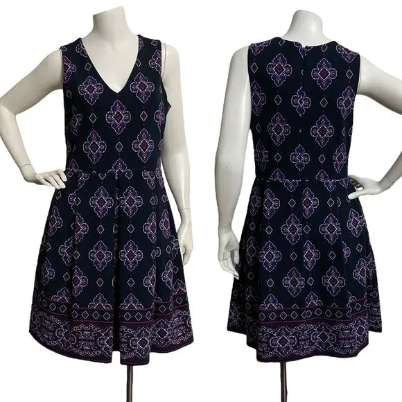 Banana Republic Women's Fit & Flare Dress size 6 V-neck Plated Floral Printed - Image 2