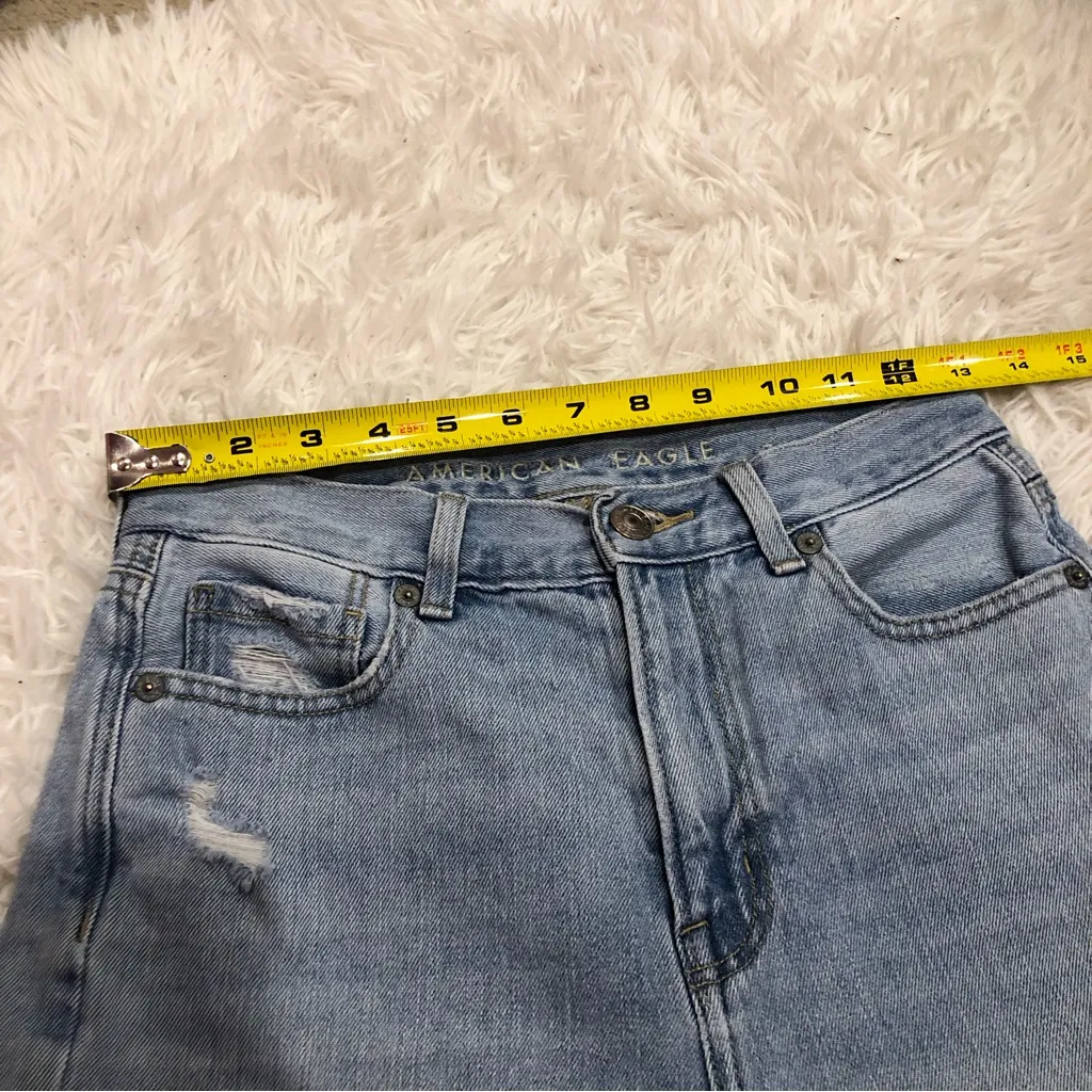 American Eagle‎ Distressed Raw Hem Mom Jean Light Wash 0 - Image 11
