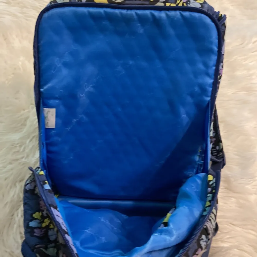 Vera Bradley Big Backpack outside condition excellent but inside have one rip - Image 6