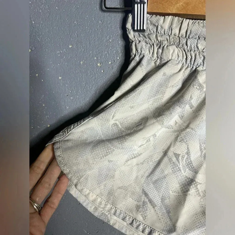 Lululemon Tracker Short V *4" Jasmine White.  Size 2 - Image 4