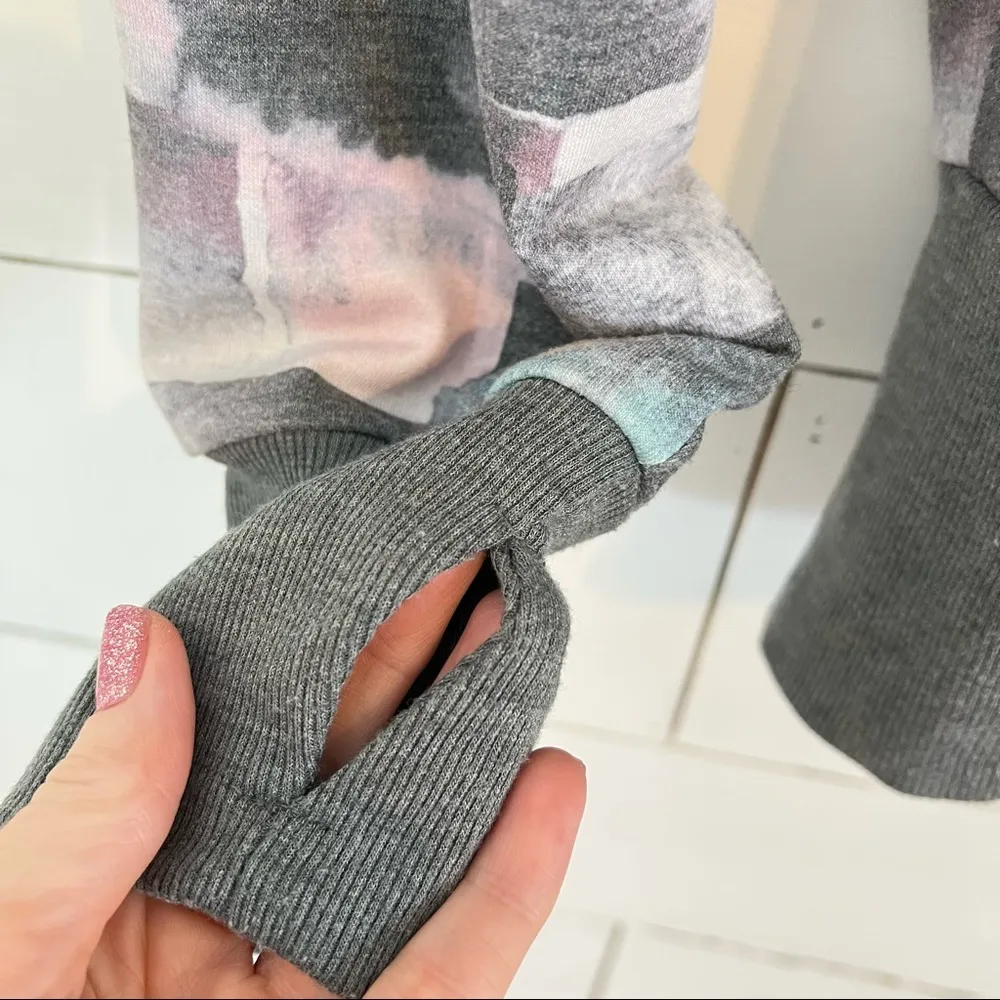 Tahari Sport Abstract Sweatshirt. Size Medium. - Image 3