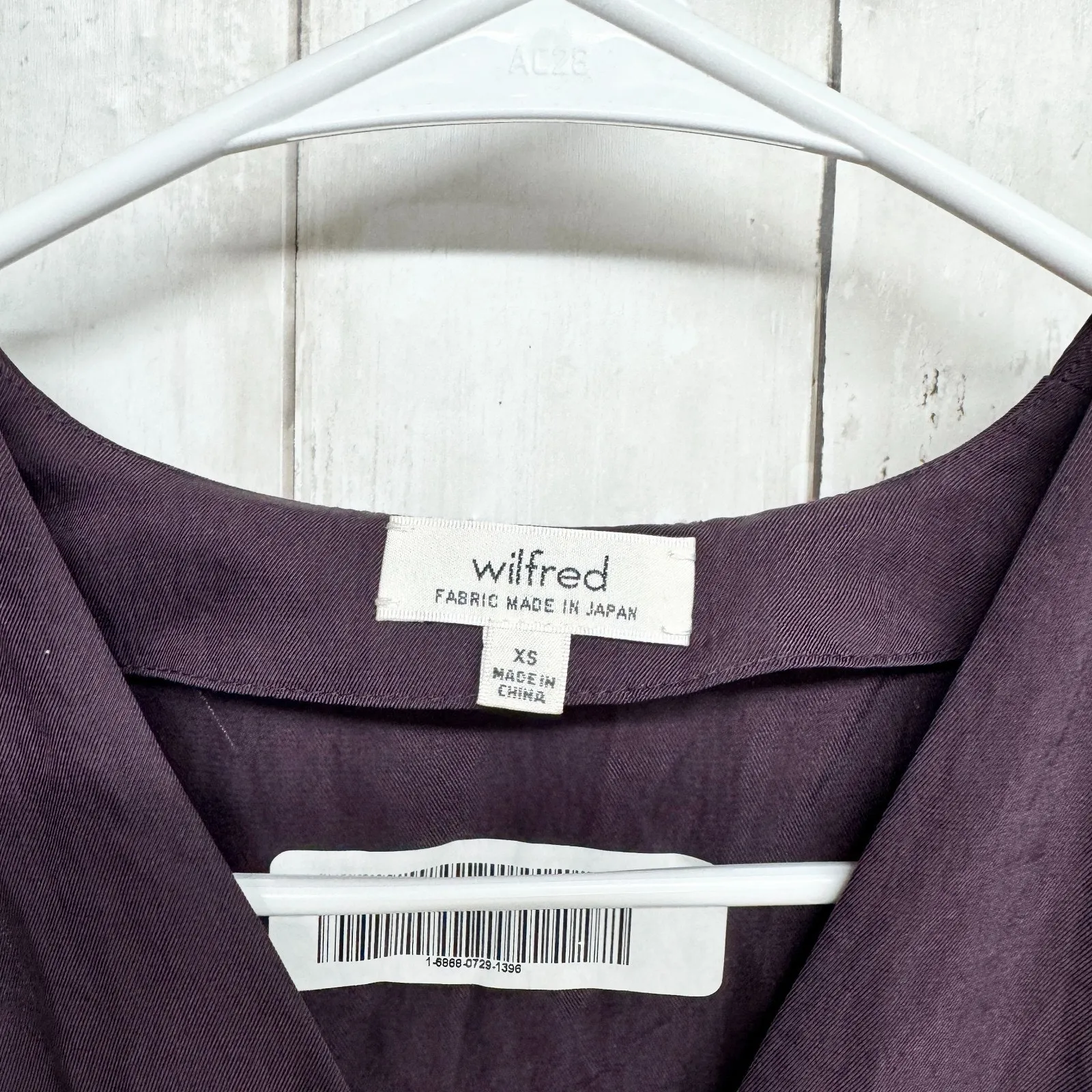 Wilfred Top Women Size XS Plum Vneck Button Short Sleeve Blouse Cuff Sleeves Purple - Image 4