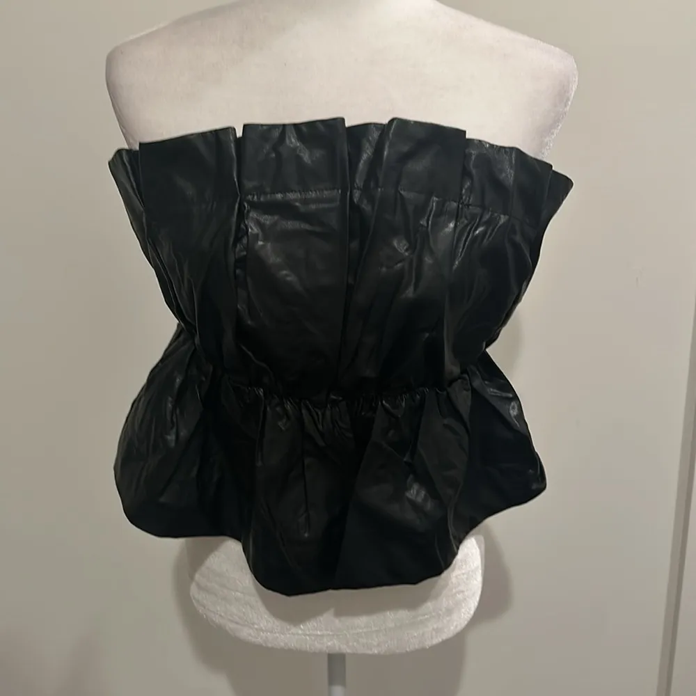 NWOT TCEC Black Faux Leather Strapless Top Sz L - Image 2