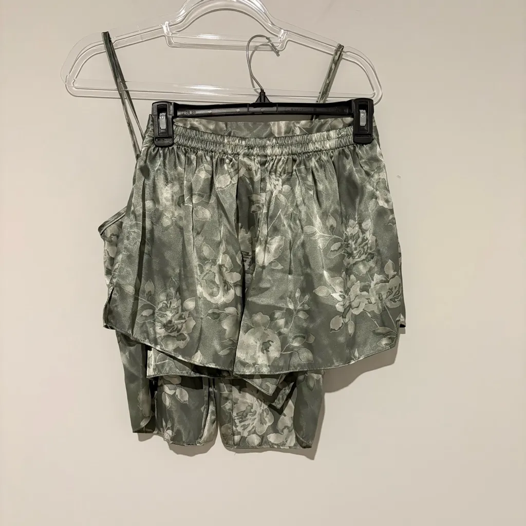 Valerie Stevens silky satin Floral Pajama Set Tank and Shorts green size small - Image 2