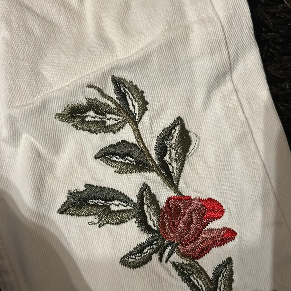 Top Shop Ross Embroidered High waist Mom jeans Size 28 - Image 7