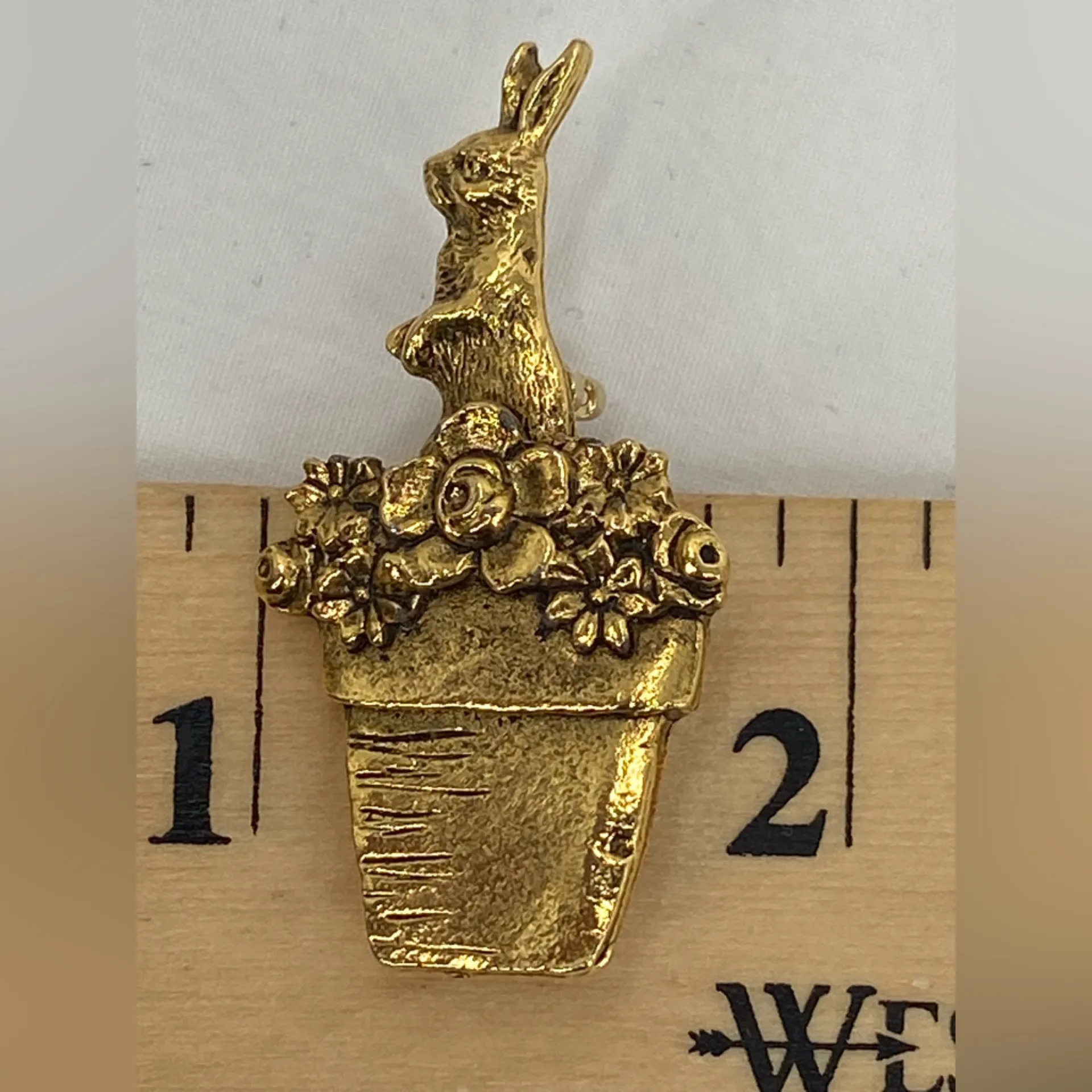 Flower Pot with Bunny Rabbit & Flowers Gold Tone Pin Brooch 1.5" tall - Image 4