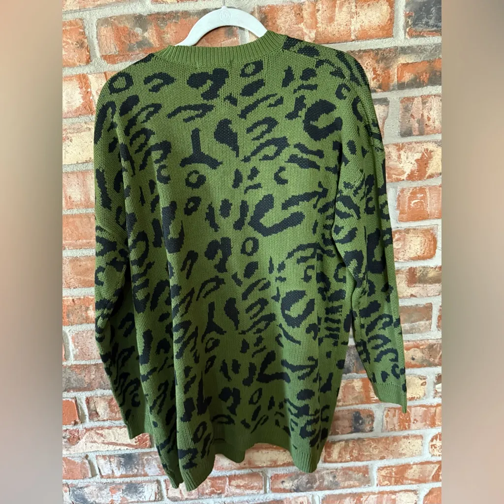 Elegant Green and Black Patterned Women's Sweater - Image 3